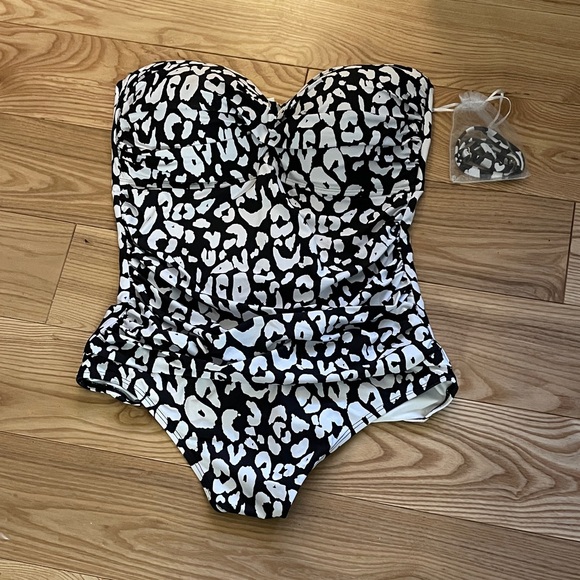 Anne Cole Black and White Leopard Print One Piece - Picture 1 of 3